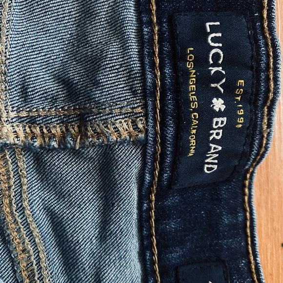 Size 4 lucky brand dark wash jeans barely worn - Picture 3 of 3